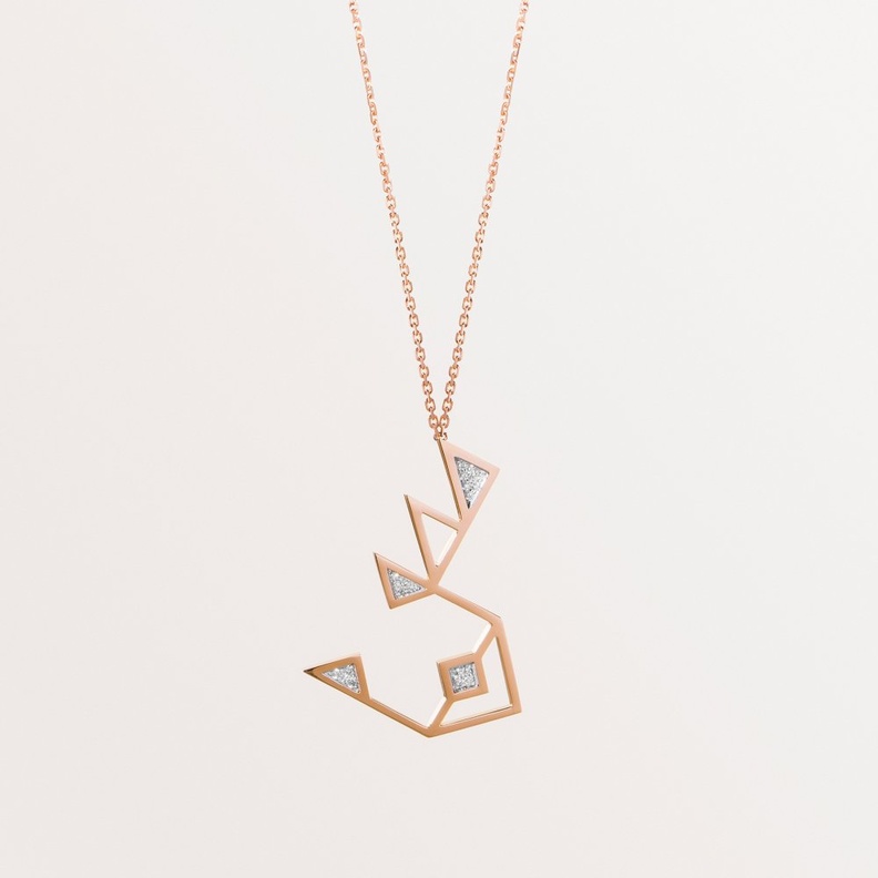 تصميم قلادات حروف عربية بالهام هندسي من مجوهرات العبار