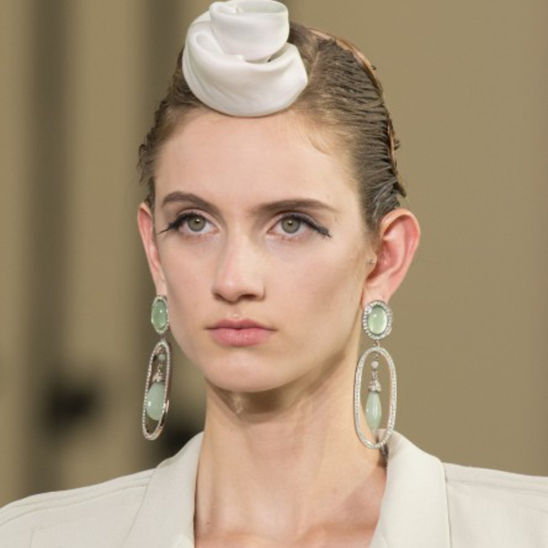 اكسسوارات شعر الساتان على الجهة الامامية للشعر من Armani Privè