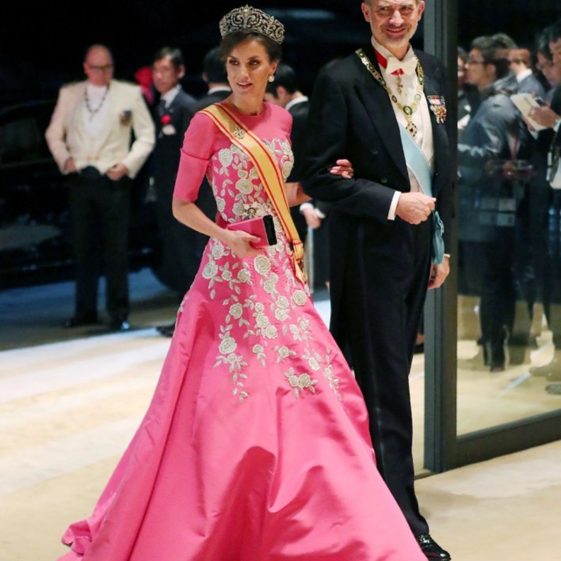 أطلت الملكة ماكسيما بفستان باللون البرغندي مع الخطوط الهندسية