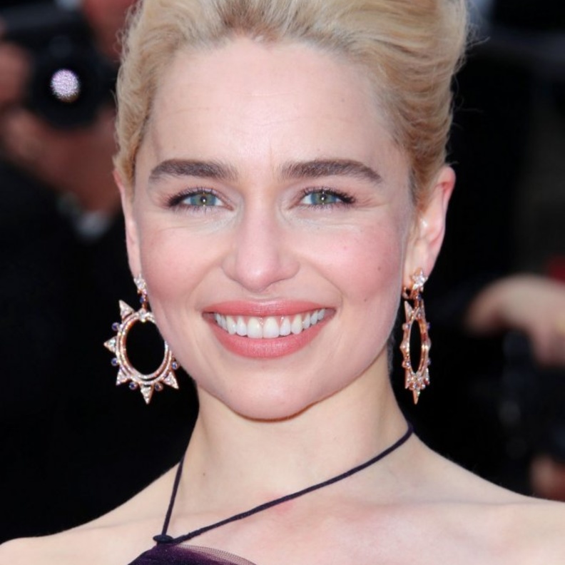 إيميليا كلارك اختارت أقراط نجمية أنيقة مرصعة بأحجار الياقوت الأزرق من ماركة   Bulgari