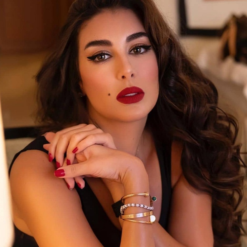 من برايك تتفوق بإطلالتها الجمالية على زميلتها