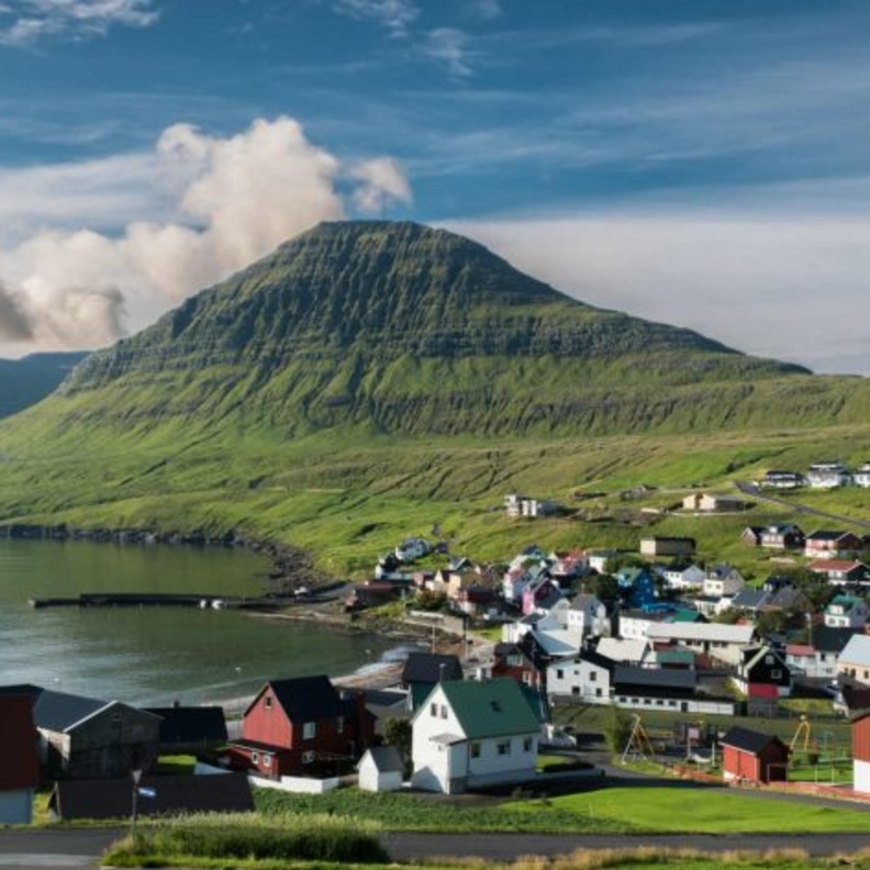 احدى الجزر في البلاد