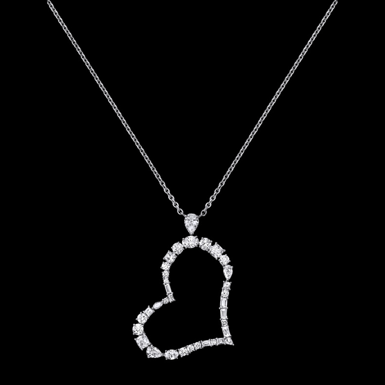 أقراط مرصعة بالذهب و الماس للعروس في يوم الحب من تيفاني أند كو Tiffany & Co