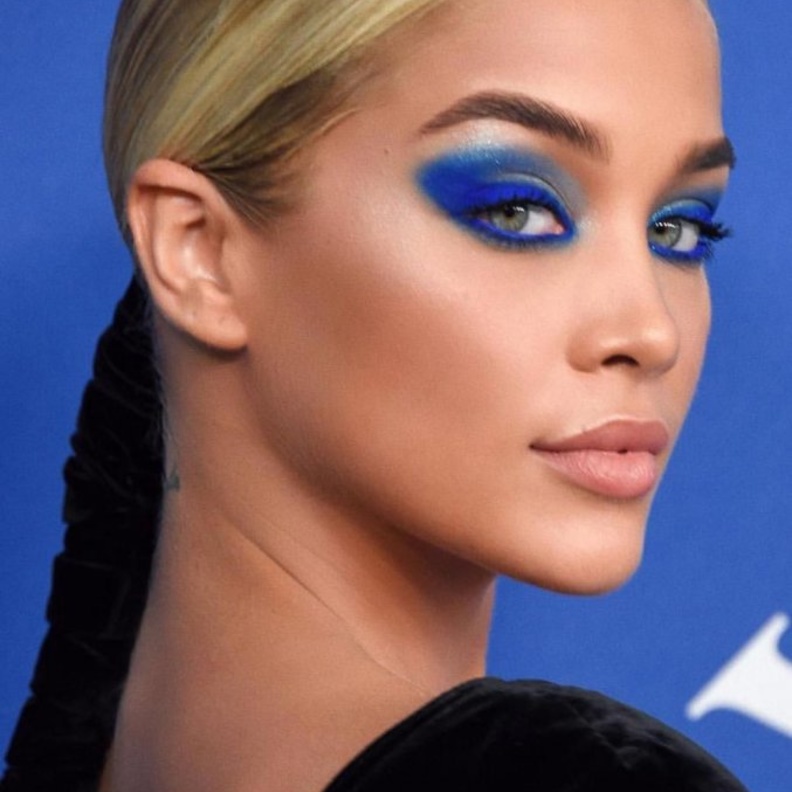 مكياج عيون أزرق داكن من وحي Jasmine Sanders