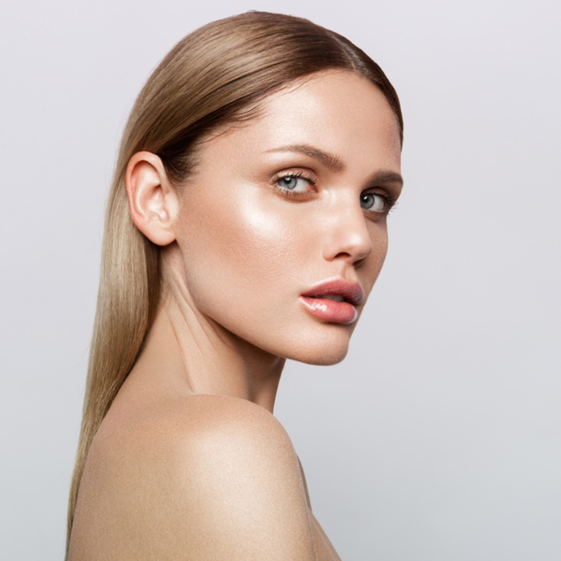 أجمل إطلالات الهايلايتر على البشرة