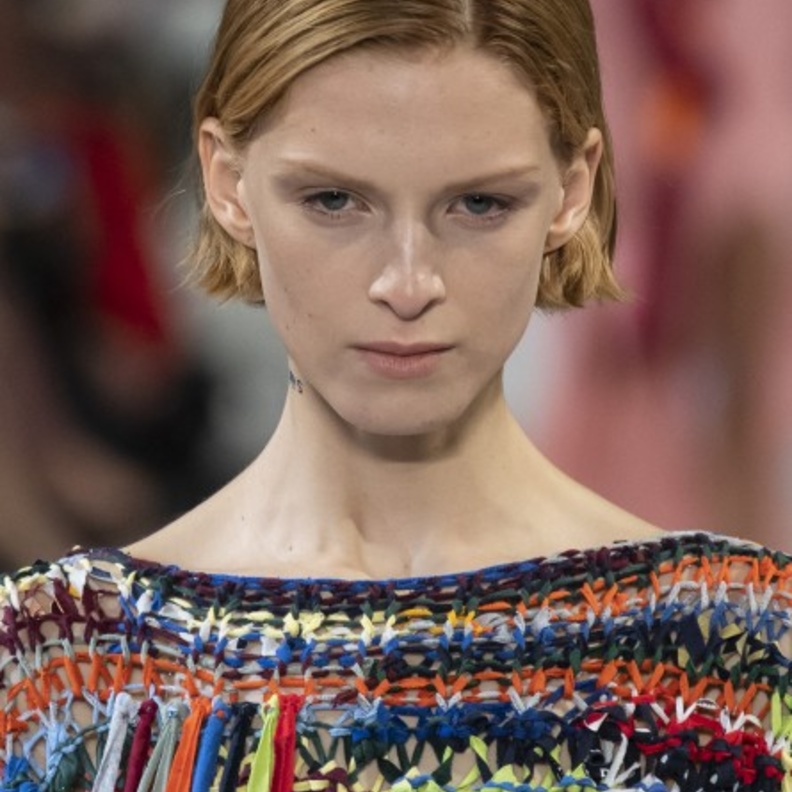  تسريحات الشعر المبلل الى الخلف من دارHelmut Lang