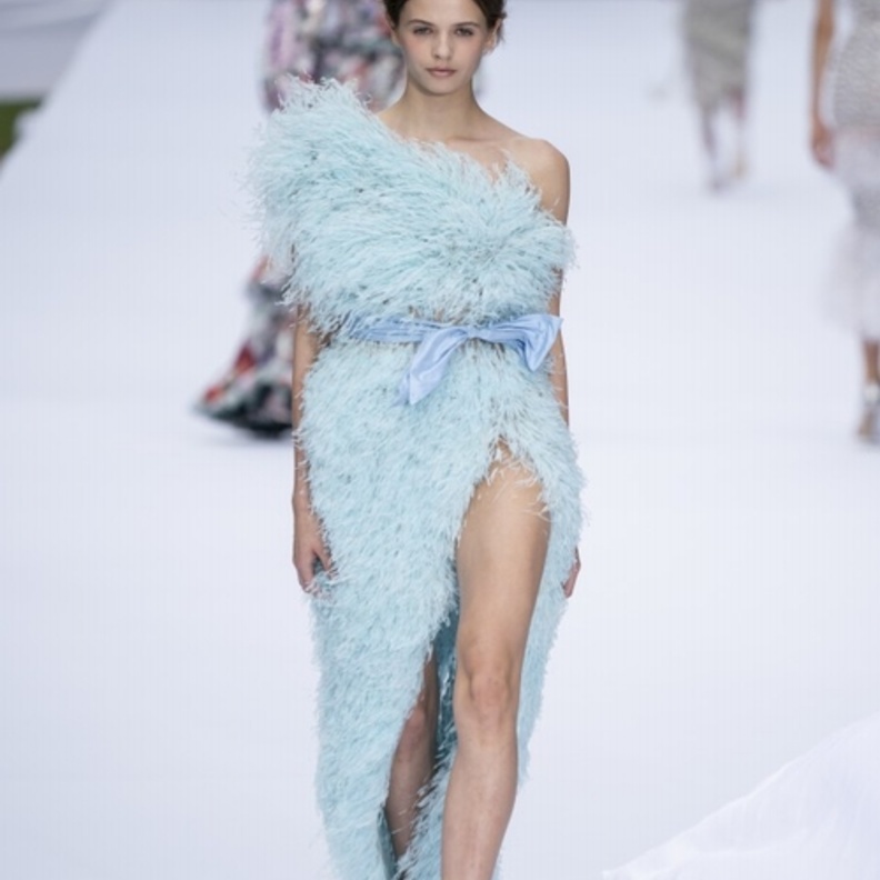 فساتين سهرة باللون الازرق السماوي 2020 من دار Valentino