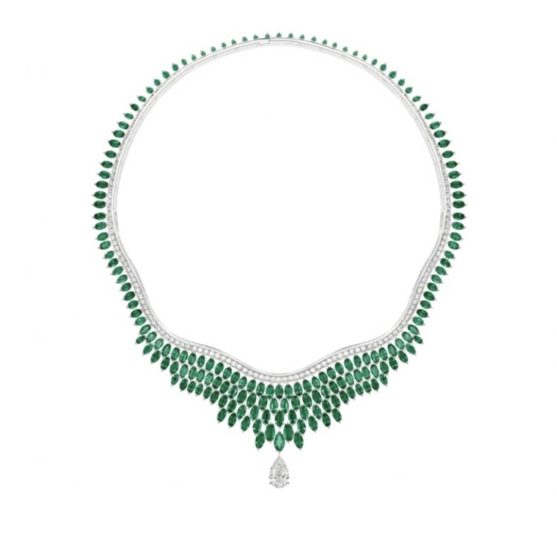 بريق الماسات وفخامة الصفير الازرق يلتقيان في تصميم عقد مذهل من David Morris