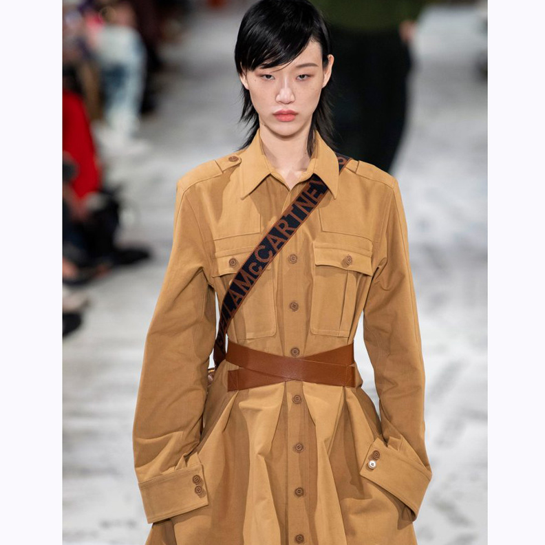 قدّمت الكنزة الفضفاضة مع التنورة السوداء Maison Margiela 