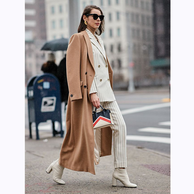 أجمل تنسيقات شبابية هذا الموسم بالمعطف البيج