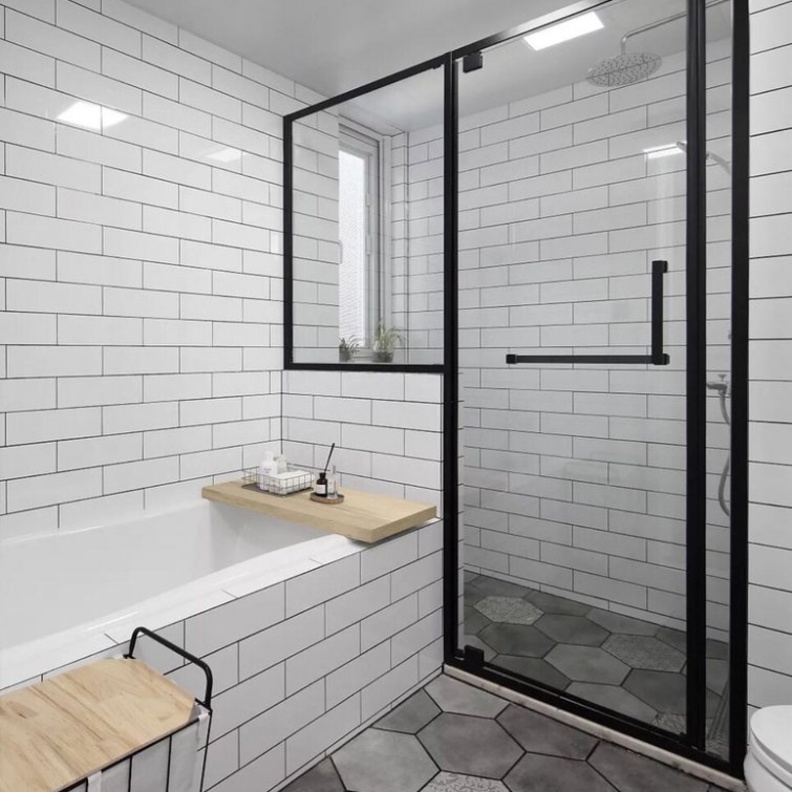 الأسود الجذاب مع الرخام والخشب لديكور حمام عصري