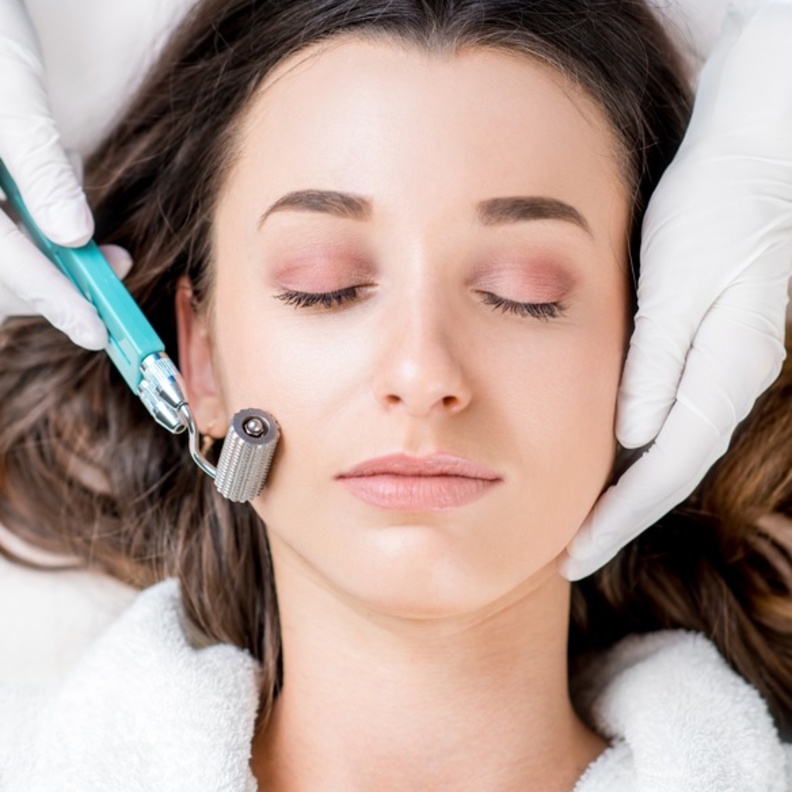 تقنية microneedling تعالج مشاكل متعددة للبشرة