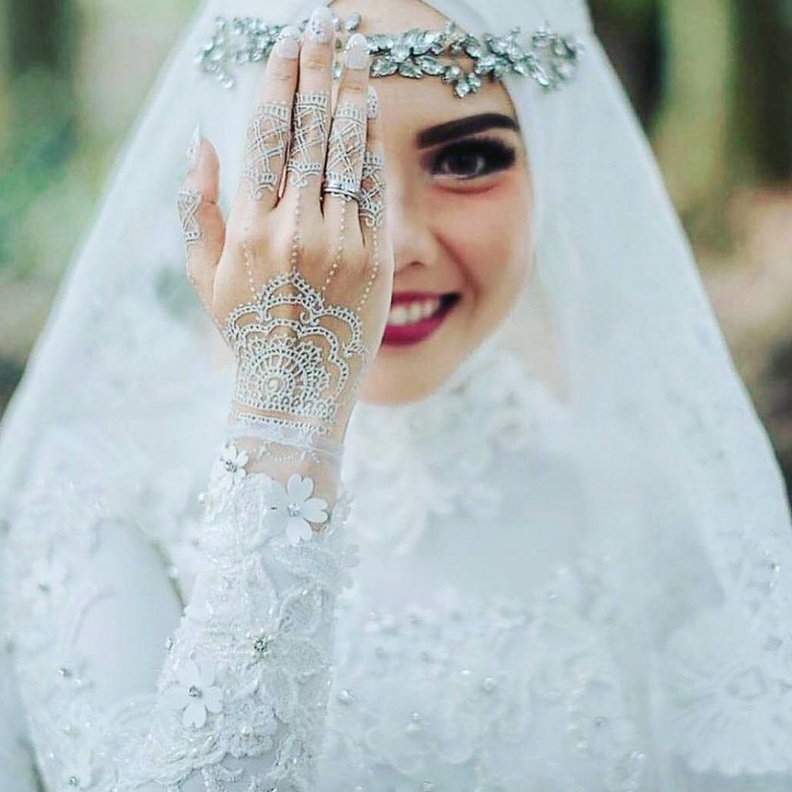  رسم حناء على جانب رقبة العروس