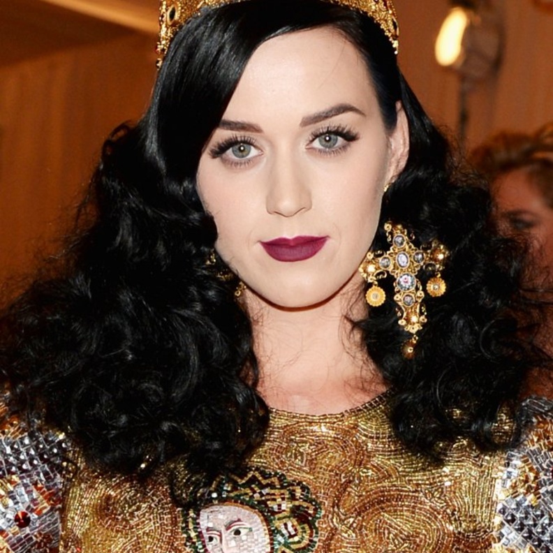 كيتي بيري بزوج من الأقراط العريضة الأنيقة من ماركة Ana Khouri