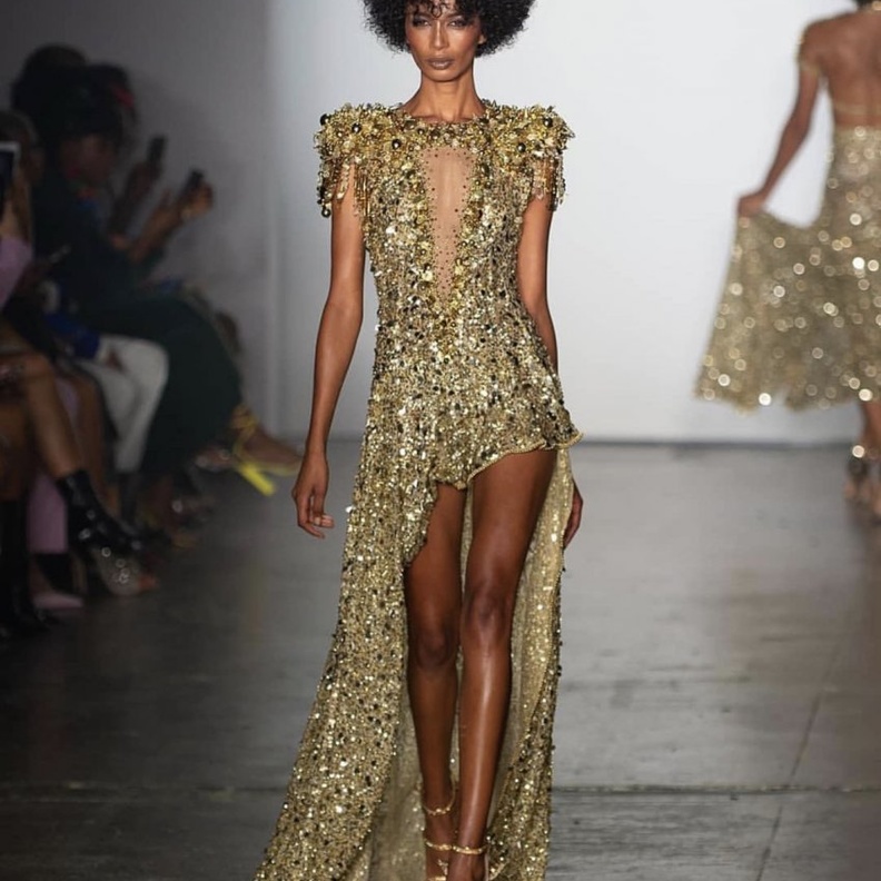 فستان من carolina herrera