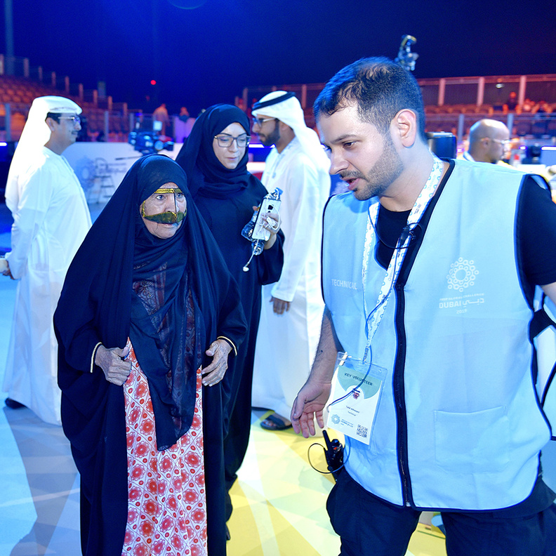 شيخة وشيخة .... الجدة والحفيدة في أكبر حدث عالمي للروبوتات