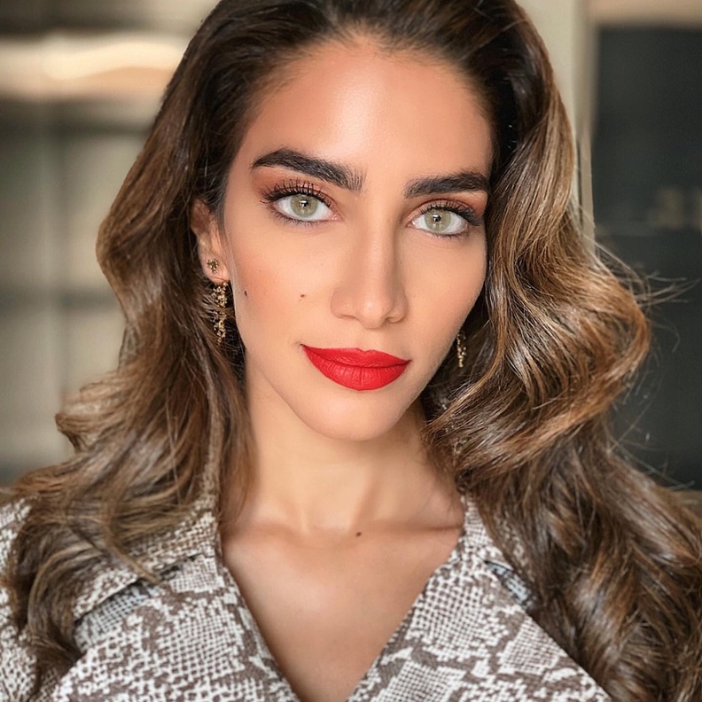 احدث صيحات مكياج برونزي فاتح مع خطوط الآيلاينر الرفيعة من اطلالة كارن وازن