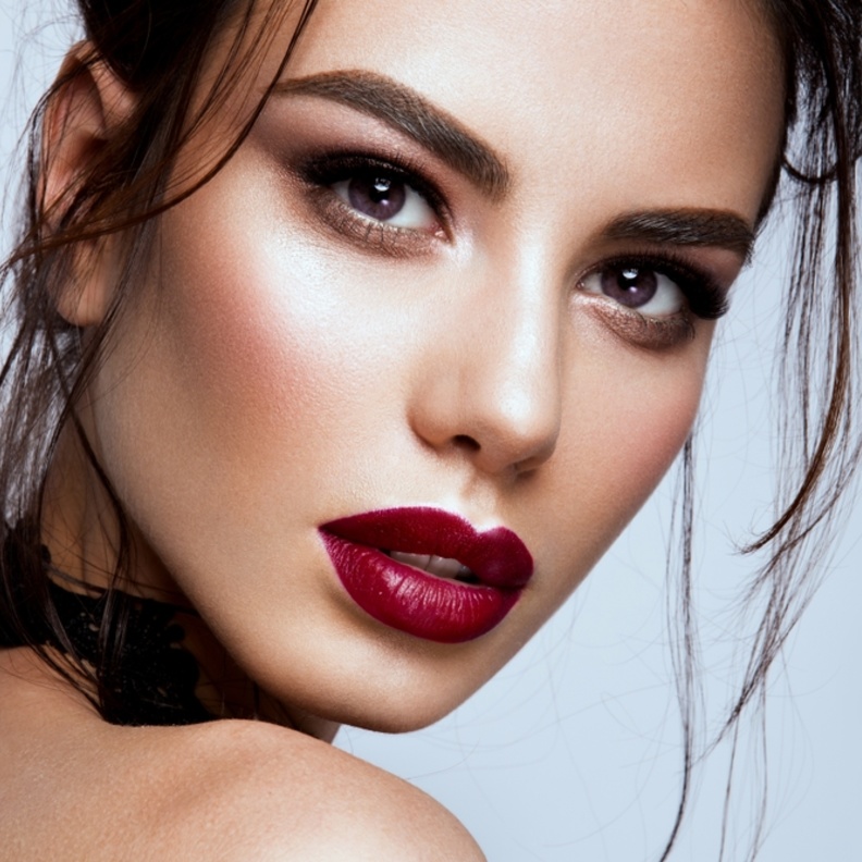 تعرفي على طريقة عمل مكياج للبشرة الحنطية للنهار في خريف 2019