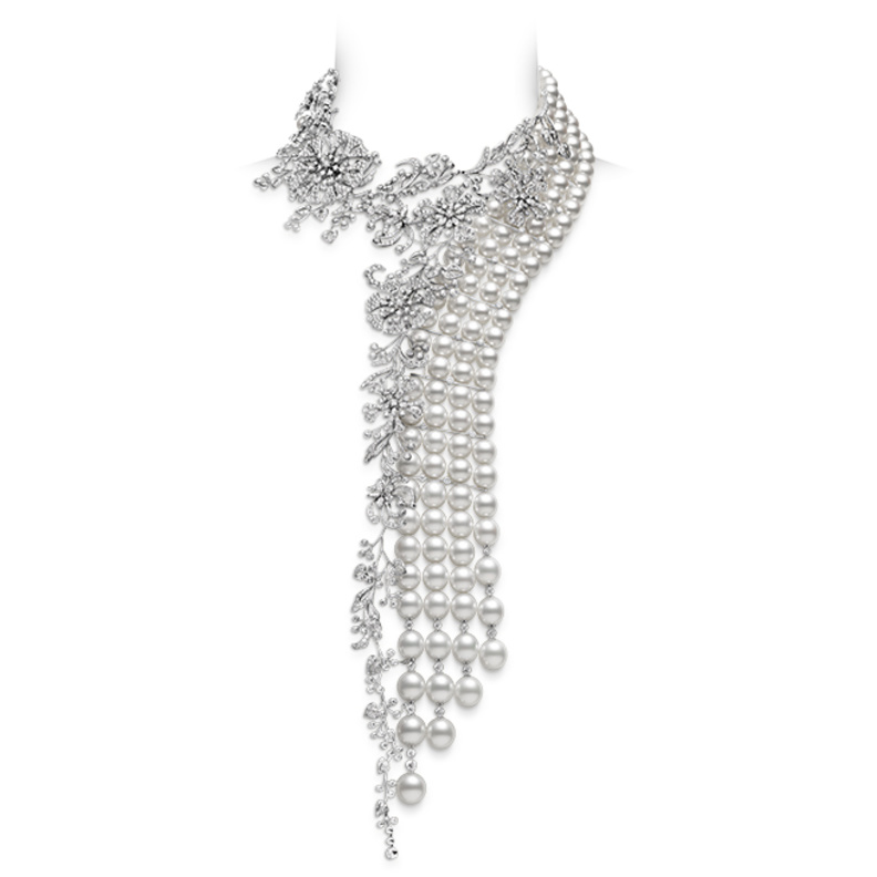 تصميم عقد فاخر من الذهب الابيض ملهمة من الطبيعة ومزدانة بشريط من حبات اللؤلؤ المنسدلة من Mikimoto