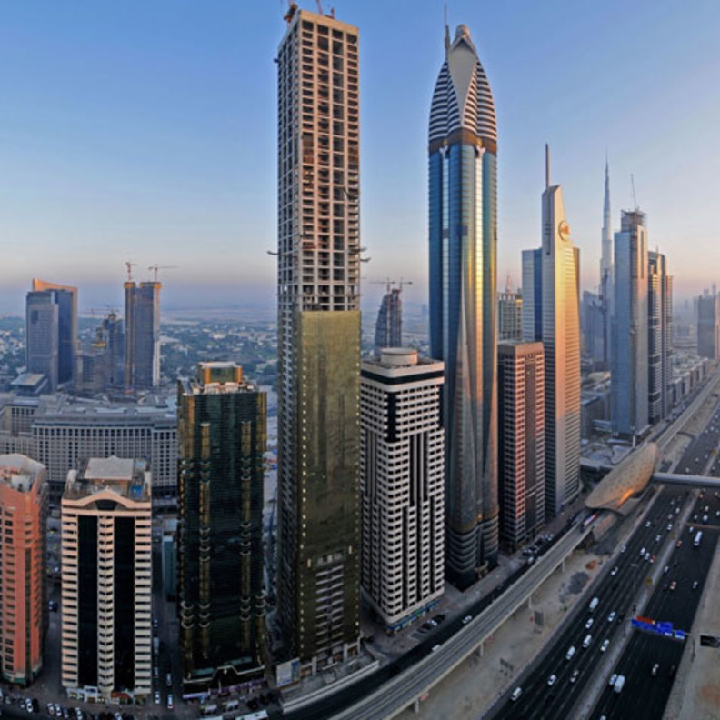 فتاة آسيوية تسقط من الطابق 17 بدبي بسبب صورة "سيلفي"