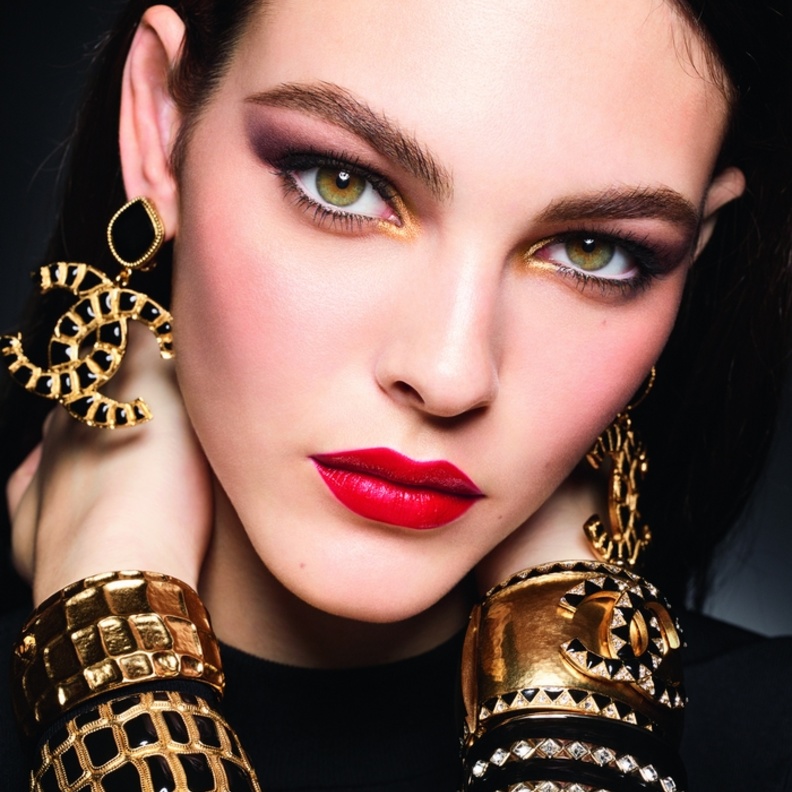 نجود الرميحي متألقة بقميص شانيل