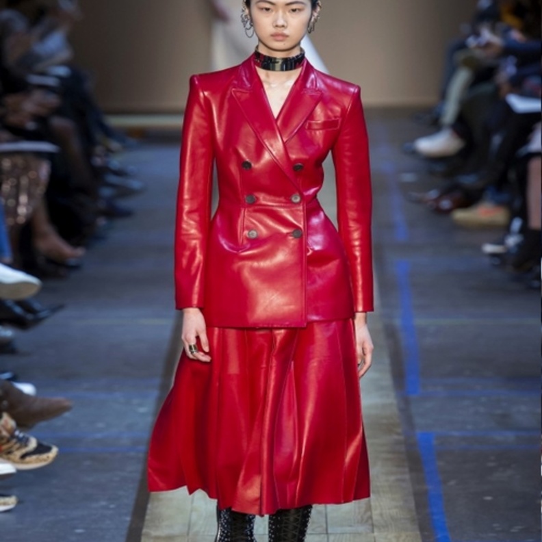 إطلالة كاملة بقماش الجلد من Hermes