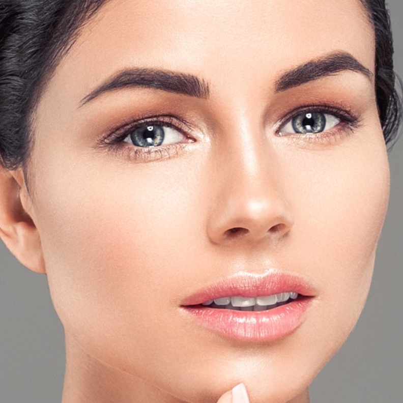 استخدمي ظلال عيون غير لامع على الغطاء العلوي للعيون المبطنة