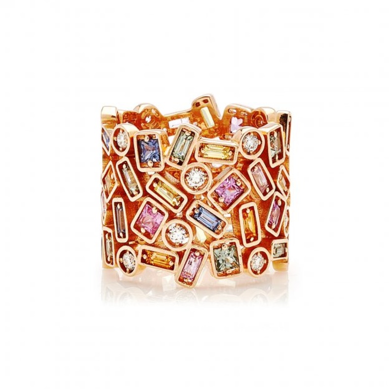 تصميم خاتم ذهب بشكل الارابيسك مزين بالزمرد من Ralph Masri