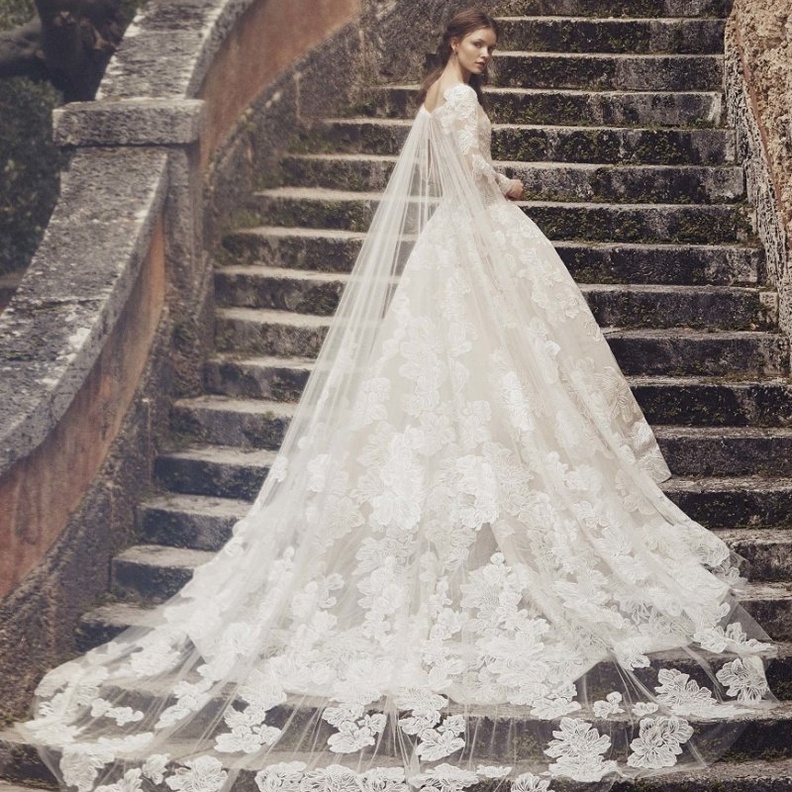 فستان من مجموعة monique lhuillier