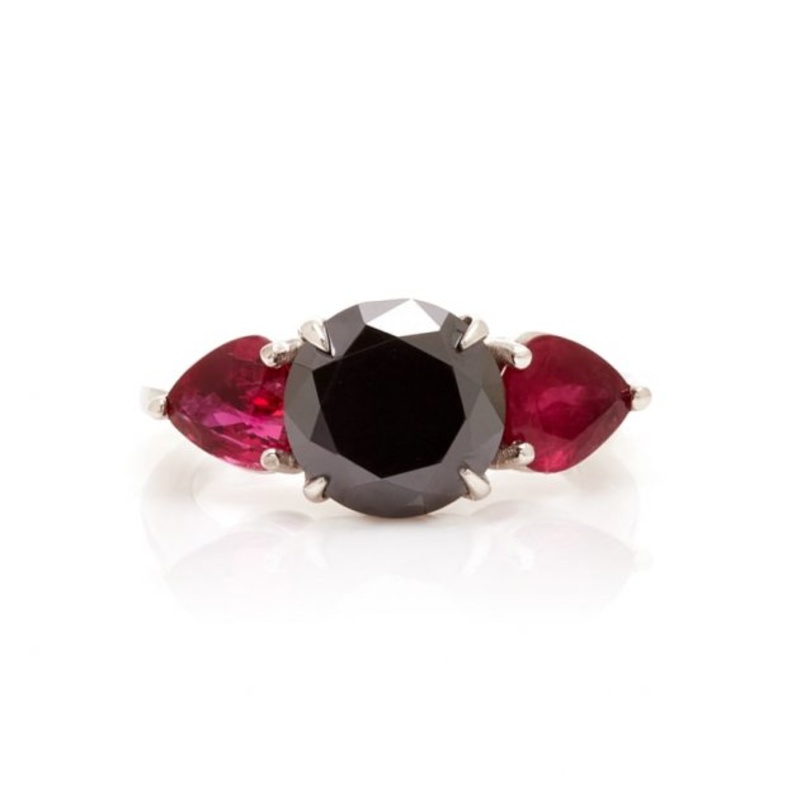 عقد ماسي باللونين الاسود والابيض من fascinating diamonds