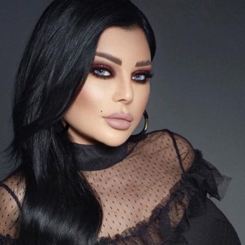 هل بدت بالشعر الاشقر اكثر جمالا عن اللون الداكن