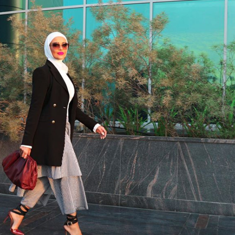  استوحي اطلالاتك بالبليزر مع الفساتين المطبعة من سمر البرشا