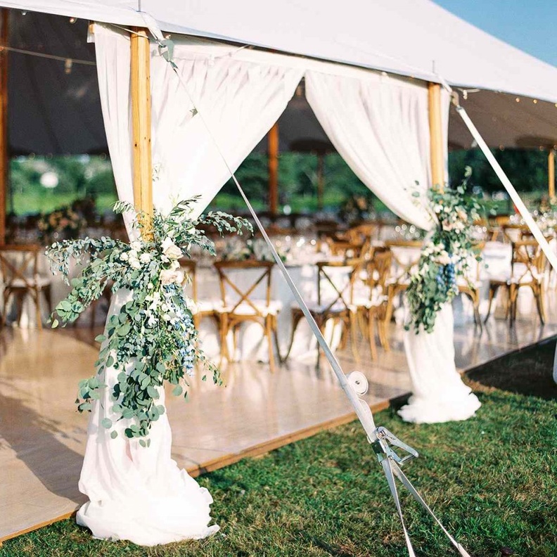 خيمة حفلات ذات سقف تزينه الأقمشة الحريرية المعلقة على ارتفاع متفاوت ومنخفض