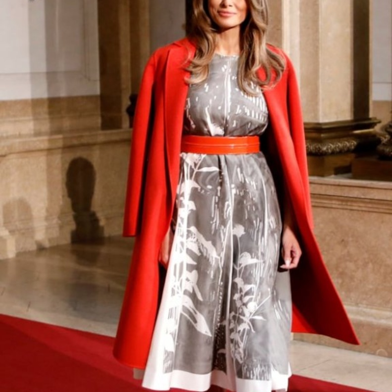 اطلالة باللون البيج من ماركة Bottega Veneta ويبلغ ثمن المعطف 3290$