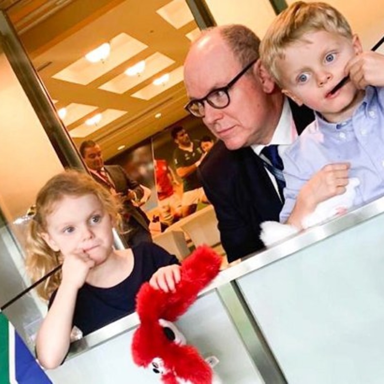 الأمير ألبرت يزور يوكوهاما بصحبة طفليه التوأم