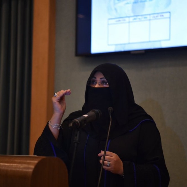 الدكتورة فوزية أخضر في إحدى الندوات بجمعية الأطفال المعوقين