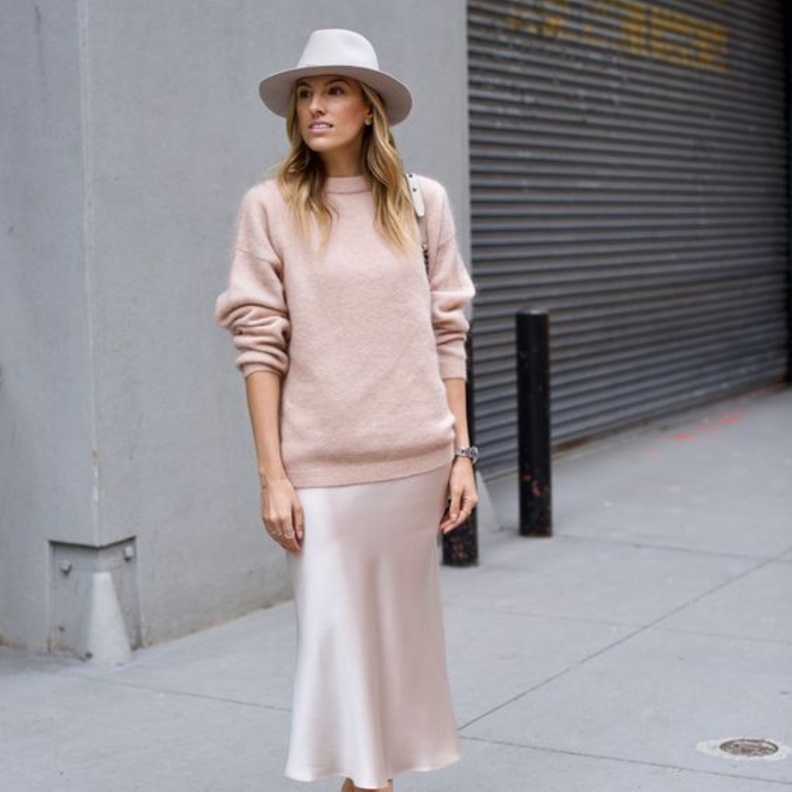 تنسيقات عصرية شتوية في التنورة الساتان الميدي