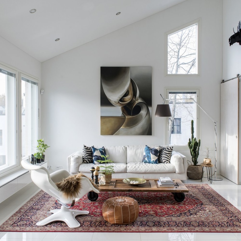 بساط من القش يحمل سجادة شرقية لغرفة طعام مودرن