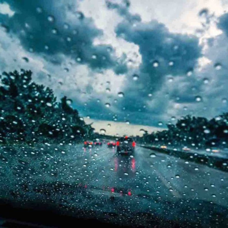 احرصي على القيادة بسرعة منخفضة نسبيا في الطقس الممطر لتجنب انزلاق السيارة