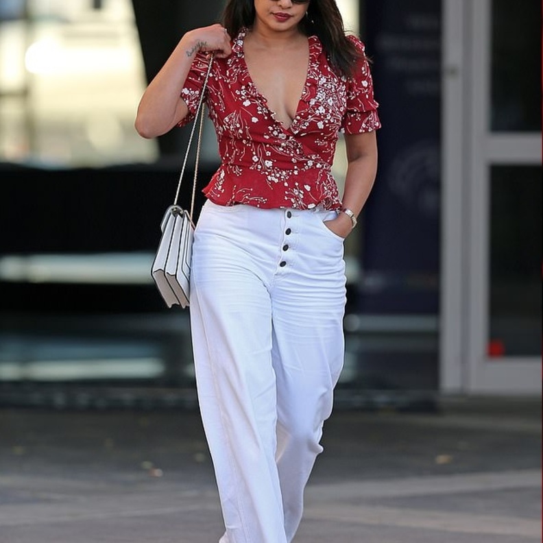 بريانكا تشوبرا بإطلالة زهرية أنيقة في أحدث ظهور لها في لوس أنجلوس