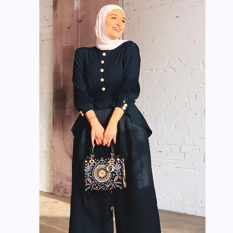 تنسيق الحقائب الصغيرة الخضراء مع ملابس كاجوال للمحجبات من وحي مرمر