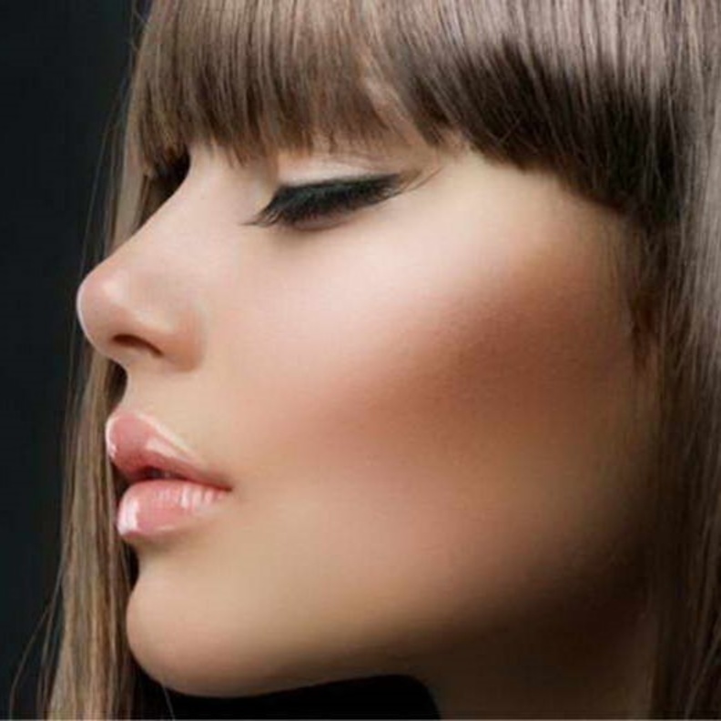 استخدمي الكونتور على جانبي أنفك لتصغير الأنف بالمكياج