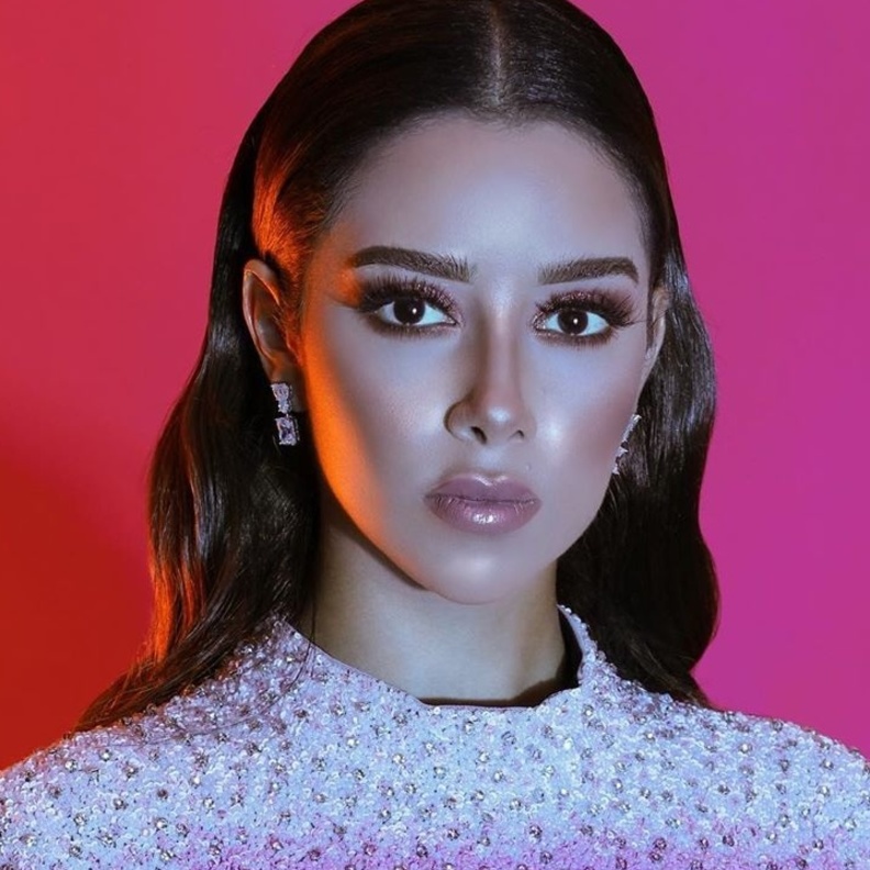 الفنانة بلقيس بمكياج ذهبي أنيق