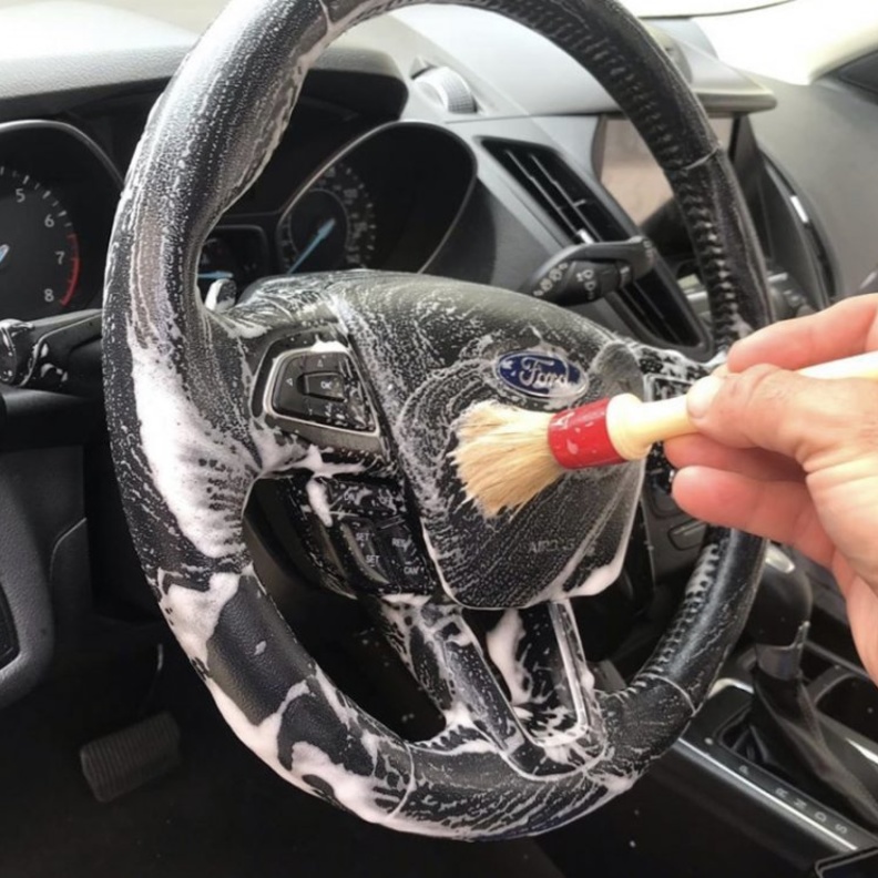 تنظيف مقود السيارة