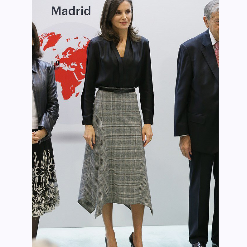  أكملت اللوك بحقيبة من Hugo Boss وحذاء ستيليتو من Prada