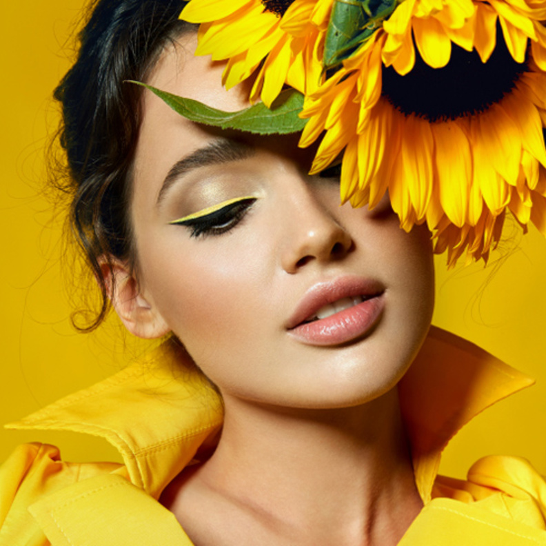 اعتمدي الآيلاينر الأصفر لإطلالة جريئة