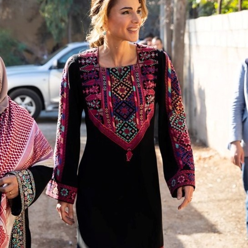 وضعت على كتفيها الكوفيّة الحمراء