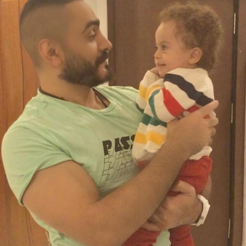 خالد النبوي مع الطفلة فرحة التي ستشاركه في فيلمه الجديد