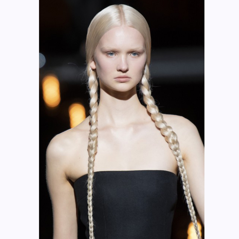 تسريحات الضفائر الجانبية مع الرباط موضة خريف 2019