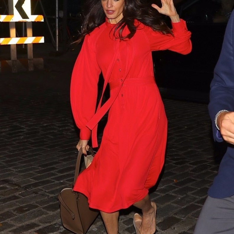 أمل كلوني ترتدي حذاء رمادي جعلها تقع في نيويورك